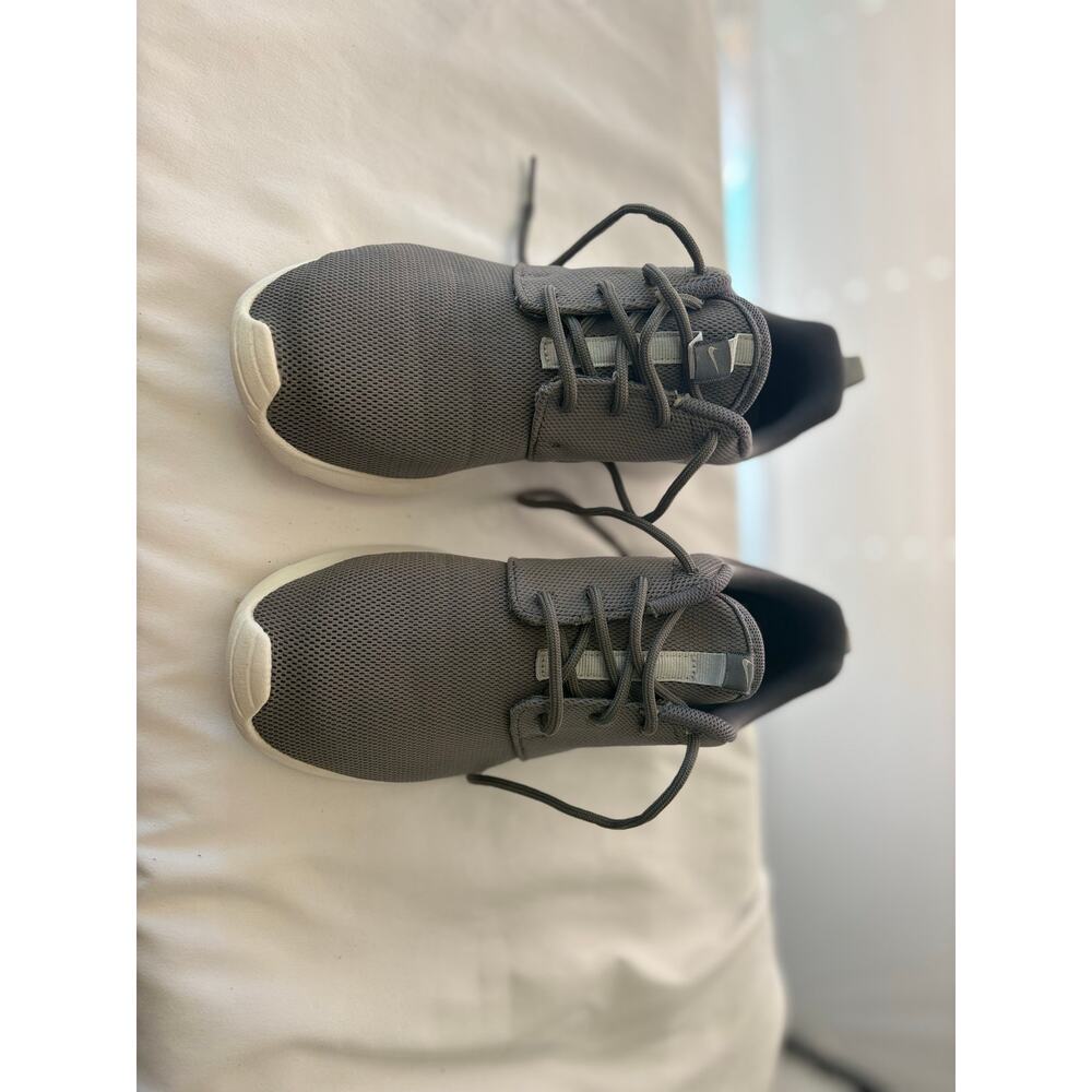 Nike Roshe One Cool Grey Pure Platinum Women's Size 8 Sneakers 844994-003